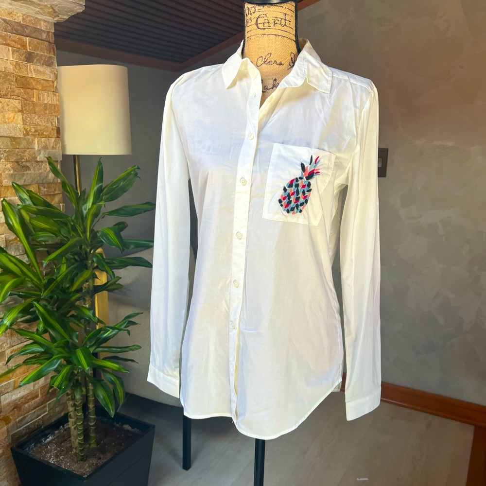 White blouse with pineapple detail